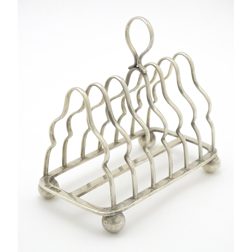 278 - A silver seven bar toast rack hallmarked Sheffield 1913, maker Martin, Hall & Co. Approx. 5