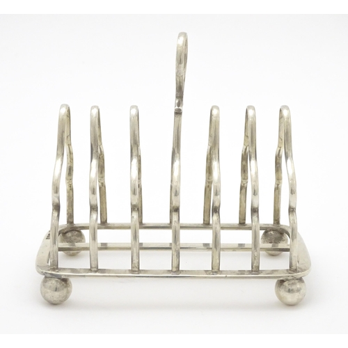 278 - A silver seven bar toast rack hallmarked Sheffield 1913, maker Martin, Hall & Co. Approx. 5