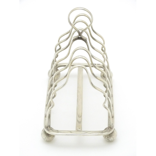 278 - A silver seven bar toast rack hallmarked Sheffield 1913, maker Martin, Hall & Co. Approx. 5