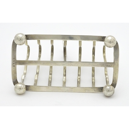 278 - A silver seven bar toast rack hallmarked Sheffield 1913, maker Martin, Hall & Co. Approx. 5