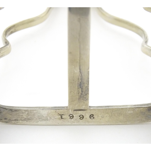 278 - A silver seven bar toast rack hallmarked Sheffield 1913, maker Martin, Hall & Co. Approx. 5