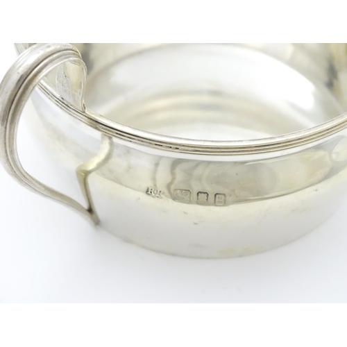 291 - A silver twin handled bowl / dish hallmarked London 1937, maker Robert Pringle. Approx. 5 1/4