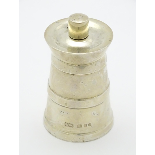 302 - A silver pepper mill / grinder hallmarked London 1970, maker Park Green & Co. Ltd. Approx. 2 3/4