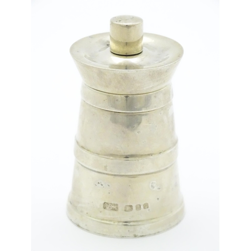 302 - A silver pepper mill / grinder hallmarked London 1970, maker Park Green & Co. Ltd. Approx. 2 3/4