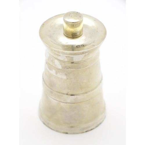 302 - A silver pepper mill / grinder hallmarked London 1970, maker Park Green & Co. Ltd. Approx. 2 3/4