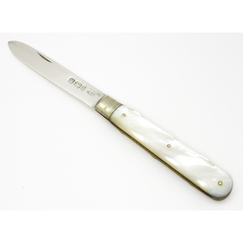 304 - A silver folding fruit knife with mother of pearl handle, hallmarked Sheffield 1901, maker Arthur Wo... 