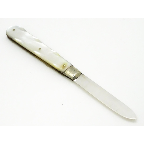 304 - A silver folding fruit knife with mother of pearl handle, hallmarked Sheffield 1901, maker Arthur Wo... 