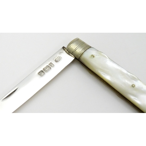 304 - A silver folding fruit knife with mother of pearl handle, hallmarked Sheffield 1901, maker Arthur Wo... 