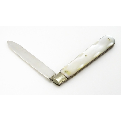 304 - A silver folding fruit knife with mother of pearl handle, hallmarked Sheffield 1901, maker Arthur Wo... 