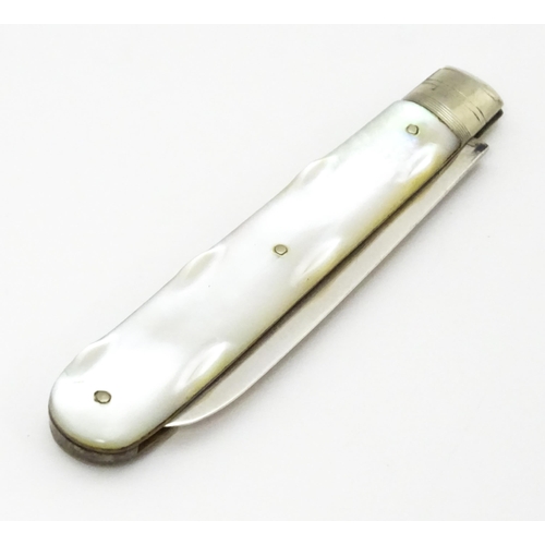 304 - A silver folding fruit knife with mother of pearl handle, hallmarked Sheffield 1901, maker Arthur Wo... 