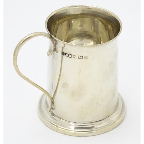 307 - A silver mug / tankard hallmarked Birmingham 1925, maker Deykin & Harrison. Approx. 3 1/4