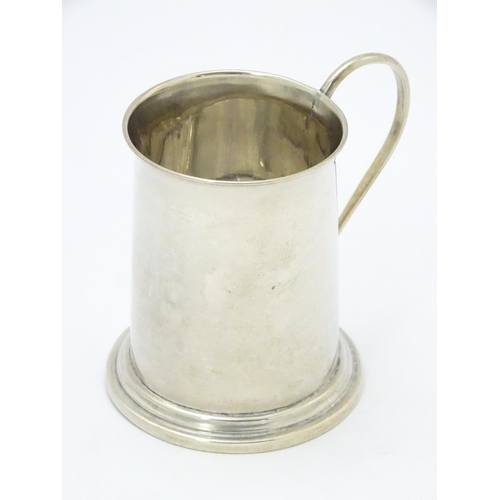 307 - A silver mug / tankard hallmarked Birmingham 1925, maker Deykin & Harrison. Approx. 3 1/4