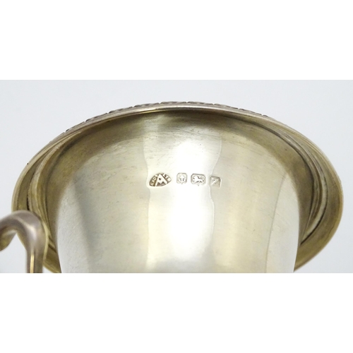 337 - A small silver vase of Classical urn form hallmarked London 1949, maker Adie Brothers Ltd. Approx. 3... 