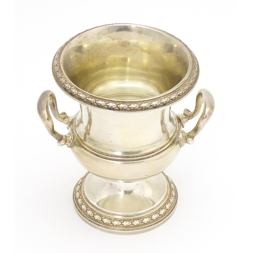 337 - A small silver vase of Classical urn form hallmarked London 1949, maker Adie Brothers Ltd. Approx. 3... 