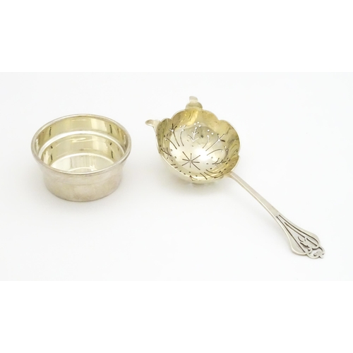 349 - A silver strainer and stand hallmarked Sheffield 1973, maker Francis Howard Ltd. Strainer approx. 5 ... 