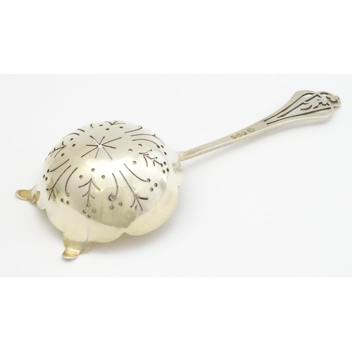 349 - A silver strainer and stand hallmarked Sheffield 1973, maker Francis Howard Ltd. Strainer approx. 5 ... 