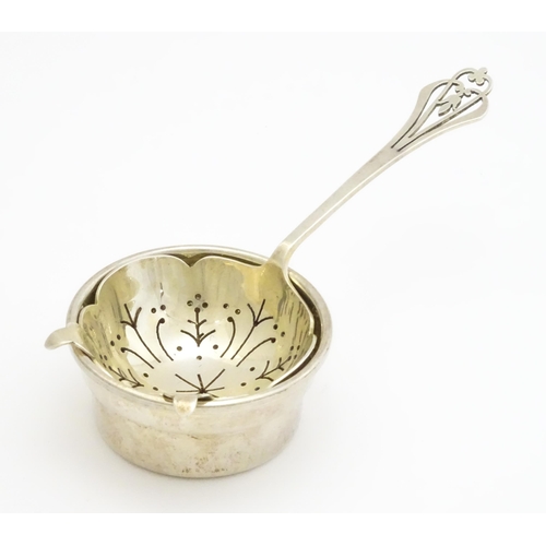 349 - A silver strainer and stand hallmarked Sheffield 1973, maker Francis Howard Ltd. Strainer approx. 5 ... 