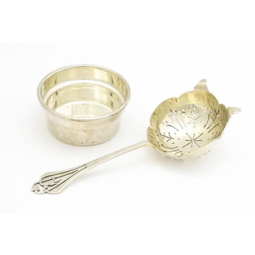 349 - A silver strainer and stand hallmarked Sheffield 1973, maker Francis Howard Ltd. Strainer approx. 5 ... 