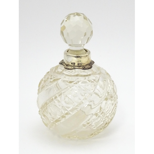 352A - An early 20thC cut glass scent / perfume bottle with silver mounts, maker Levi & Salaman. Approx. 5