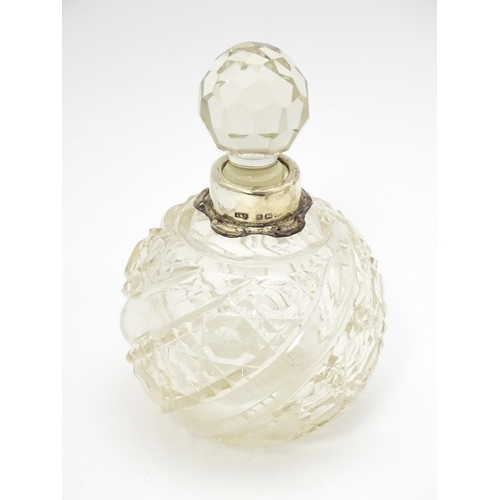 352A - An early 20thC cut glass scent / perfume bottle with silver mounts, maker Levi & Salaman. Approx. 5