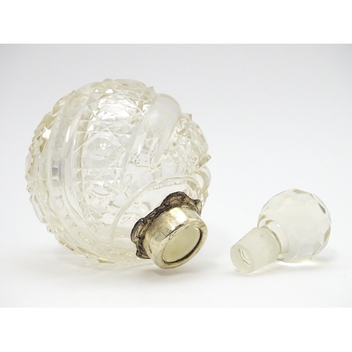 352A - An early 20thC cut glass scent / perfume bottle with silver mounts, maker Levi & Salaman. Approx. 5