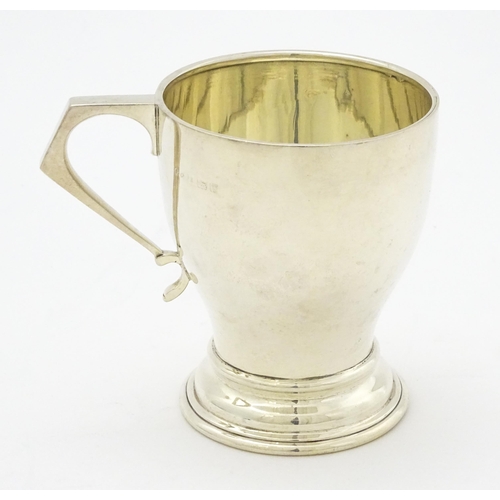 355 - An Art Deco silver mug hallmarked Birmingham 1944, maker E. Hill. Approx. 3 1/4