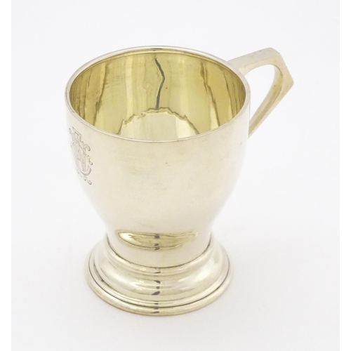 355 - An Art Deco silver mug hallmarked Birmingham 1944, maker E. Hill. Approx. 3 1/4