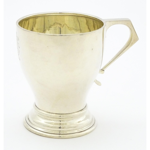 355 - An Art Deco silver mug hallmarked Birmingham 1944, maker E. Hill. Approx. 3 1/4