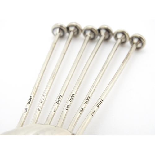 392 - Six silver coffee spoons hallmarked Birmingham 1928, maker Langstone Silverworks (Bernard Instone). ... 