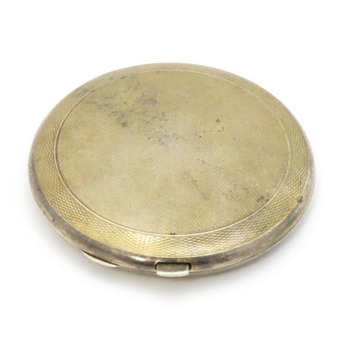 400 - A silver compact of circular form with engine turned decoration, hallmarked Birmingham 1968, maker S... 