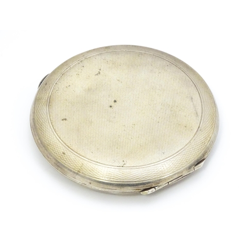 400 - A silver compact of circular form with engine turned decoration, hallmarked Birmingham 1968, maker S... 