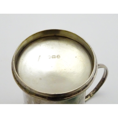 401 - A silver pepperette formed as a small flour shaker, hallmarked London 1814. Approx. 2 3/4