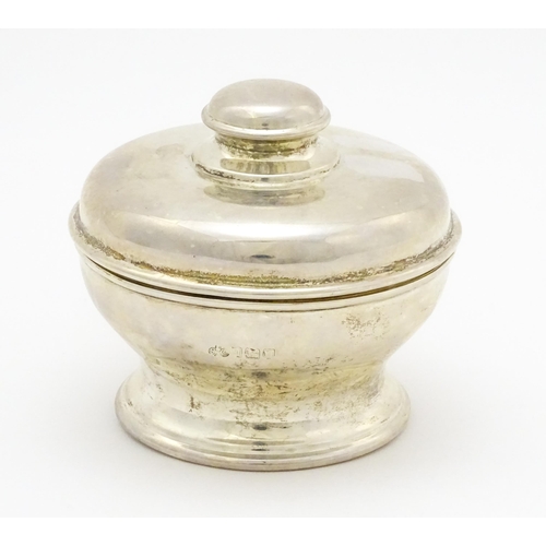 405 - A silver pot and cover hallmarked London 1908, maker Elkington & Co. Approx. 3 1/4