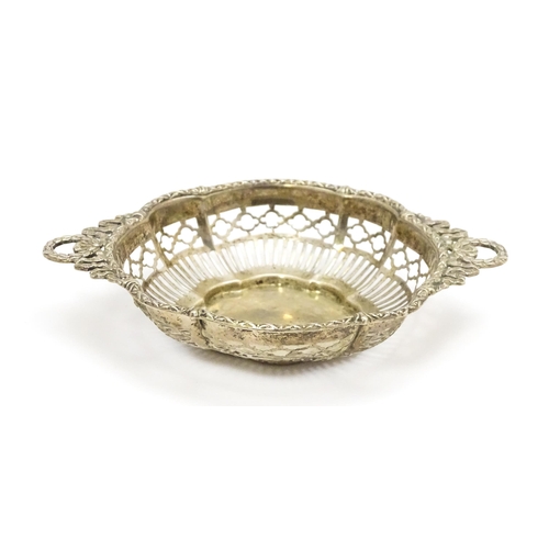 408 - A silver bon bon / sweetmeat dish with twin handles and pierced detail, hallmarked Birmingham 1915, ... 