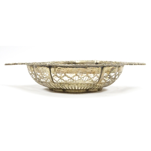 408 - A silver bon bon / sweetmeat dish with twin handles and pierced detail, hallmarked Birmingham 1915, ... 