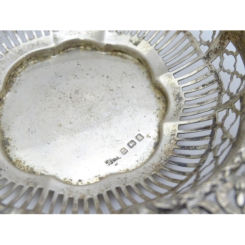 408 - A silver bon bon / sweetmeat dish with twin handles and pierced detail, hallmarked Birmingham 1915, ... 