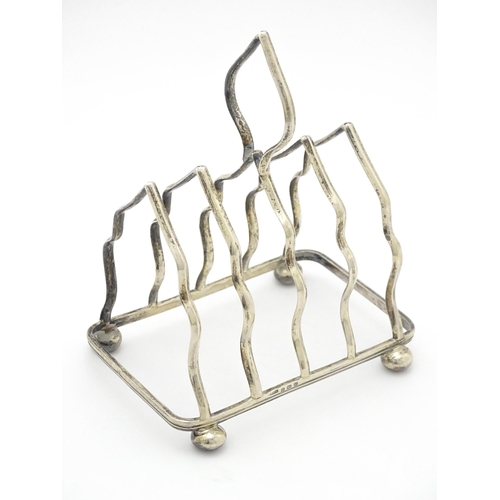 413 - A silver five bar toast rack hallmarked Birmingham 1912, maker Harold Bushell & Co. Approx. 4 1/2