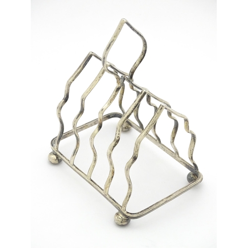 413 - A silver five bar toast rack hallmarked Birmingham 1912, maker Harold Bushell & Co. Approx. 4 1/2