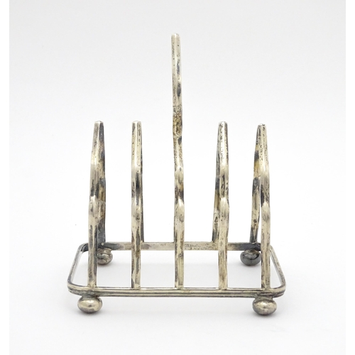 413 - A silver five bar toast rack hallmarked Birmingham 1912, maker Harold Bushell & Co. Approx. 4 1/2