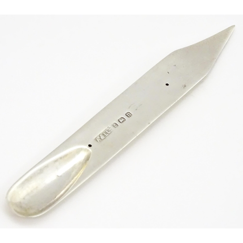 417 - A silver manicure tool  hallmarked Birmingham 1912, maker Adie & Lovekin Ltd. Approx. 3 1/4