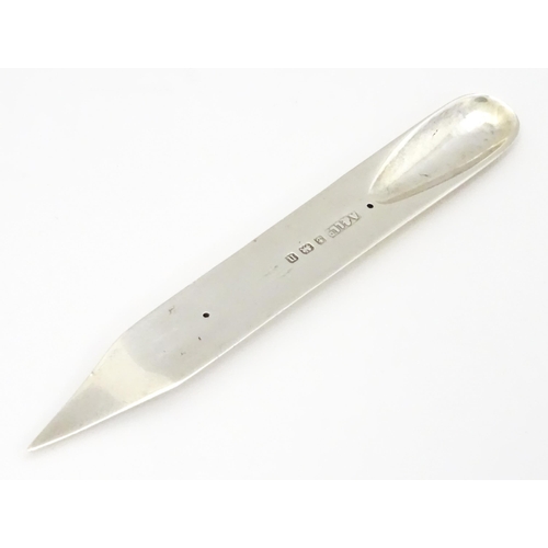 417 - A silver manicure tool  hallmarked Birmingham 1912, maker Adie & Lovekin Ltd. Approx. 3 1/4