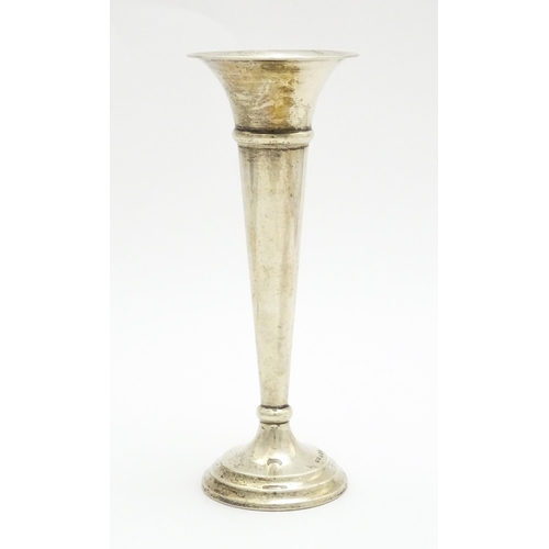 450 - A silver bud vase hallmarked Birmingham 1919, maker Henry Williamson Ltd. Approx. 6 3/4