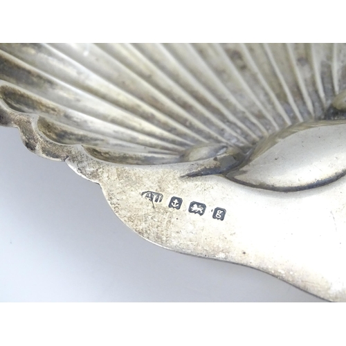 581 - A silver butter dish of scallop shell form hallmarked Birmingham 1906, maker George Unite. Approx. 5... 