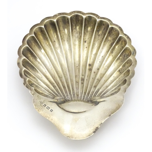 581 - A silver butter dish of scallop shell form hallmarked Birmingham 1906, maker George Unite. Approx. 5... 