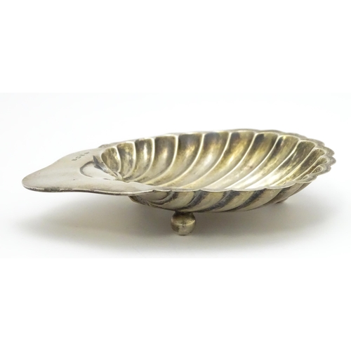 581 - A silver butter dish of scallop shell form hallmarked Birmingham 1906, maker George Unite. Approx. 5... 