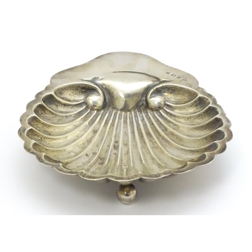 581 - A silver butter dish of scallop shell form hallmarked Birmingham 1906, maker George Unite. Approx. 5... 