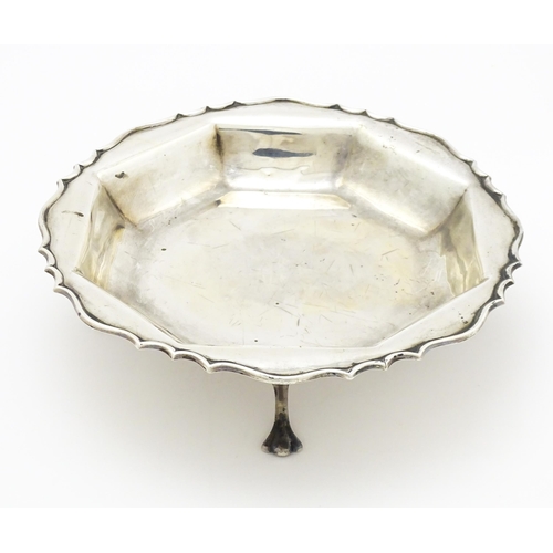 583 - A silver bowl / dish hallmarked Sheffield 1906, maker Hawksworth, Ayre & Co. Approx. 8 1/4