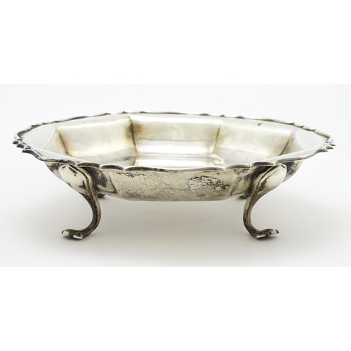 583 - A silver bowl / dish hallmarked Sheffield 1906, maker Hawksworth, Ayre & Co. Approx. 8 1/4