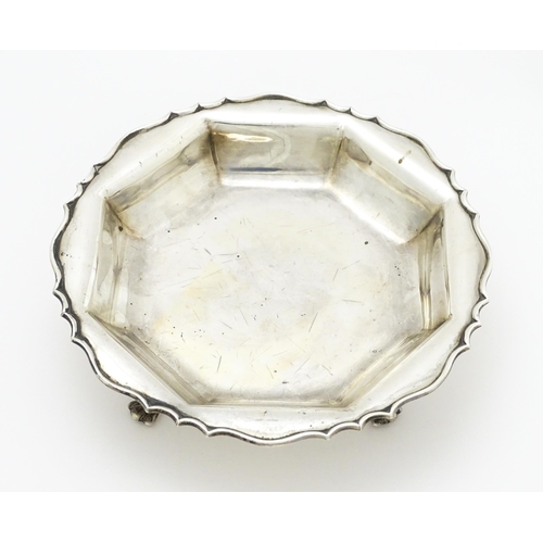 583 - A silver bowl / dish hallmarked Sheffield 1906, maker Hawksworth, Ayre & Co. Approx. 8 1/4