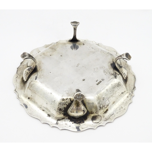 583 - A silver bowl / dish hallmarked Sheffield 1906, maker Hawksworth, Ayre & Co. Approx. 8 1/4